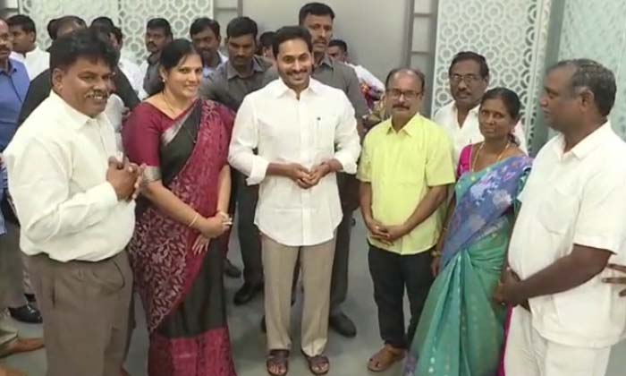  1998 Dsc Candidates Together With Chief Minister Ys Jagan , Chief Minister Ys Ja-TeluguStop.com