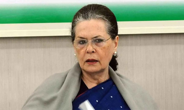  Congress Leaders Paid Special Homage To Sonia Gandhi For Her Speedy Recovery Det-TeluguStop.com