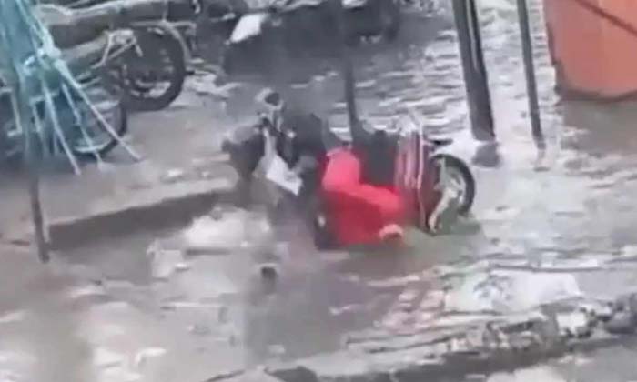  Even If They Fall Into The Manhole The Couple Who Survived , Manhole, Lover, Fa-TeluguStop.com