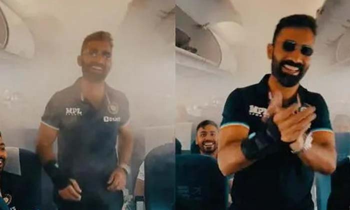  Dense Smoke On The Plane Team India Cricketer Entry , Flight, Smoke, Dk, Dines-TeluguStop.com