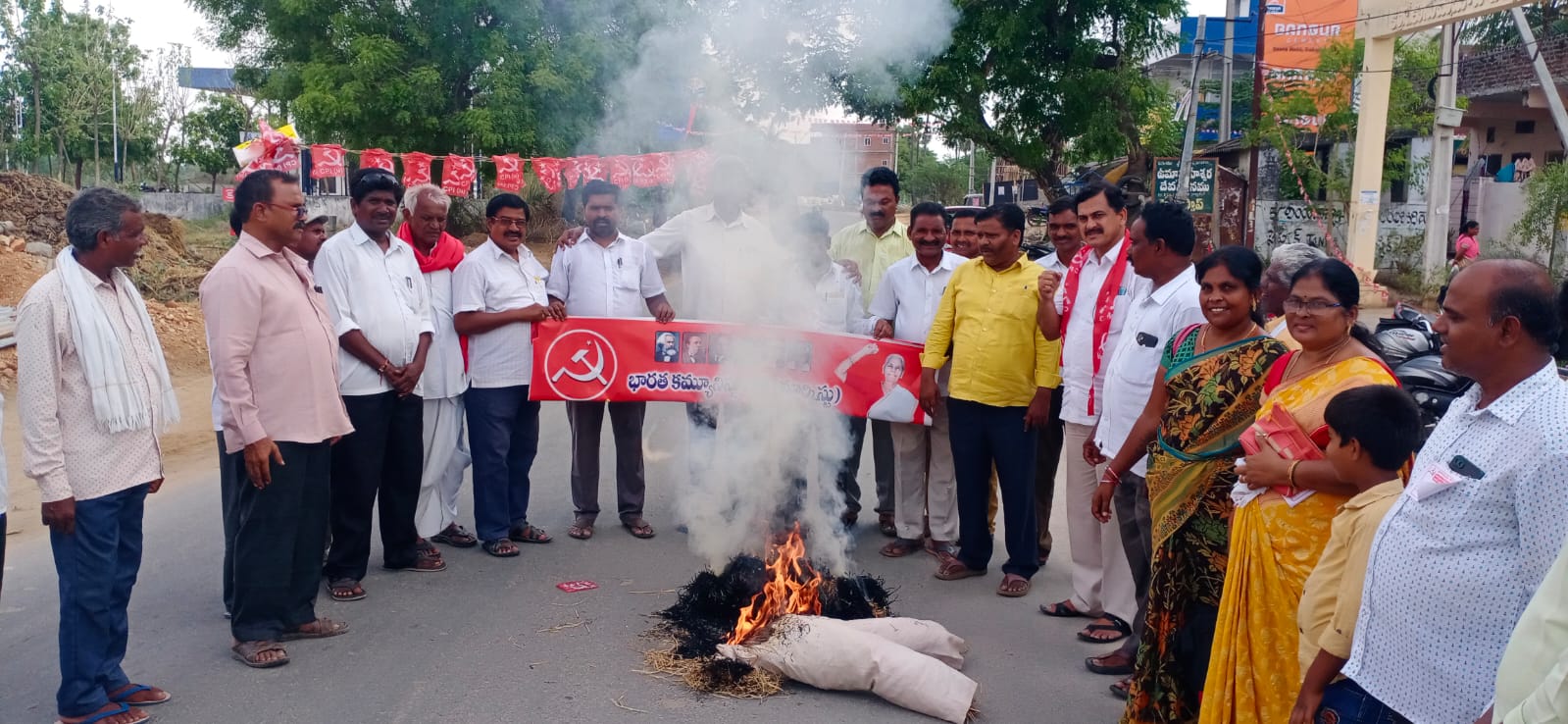  Government Effigy Burning Under The Auspices Of The Cpm-TeluguStop.com