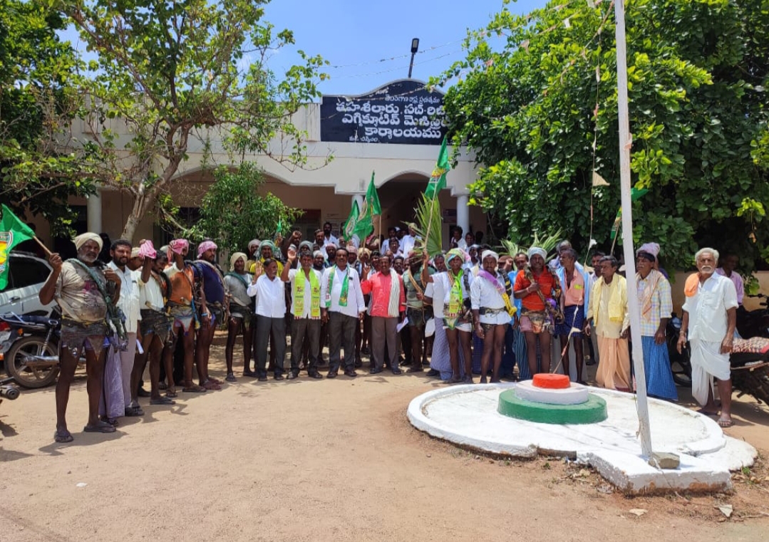  Motorbikes Should Be Given To All Masonry Workers-TeluguStop.com