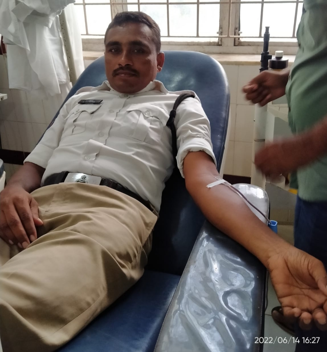  Traffic Policeman Who Donated Blood At A Record Level-TeluguStop.com