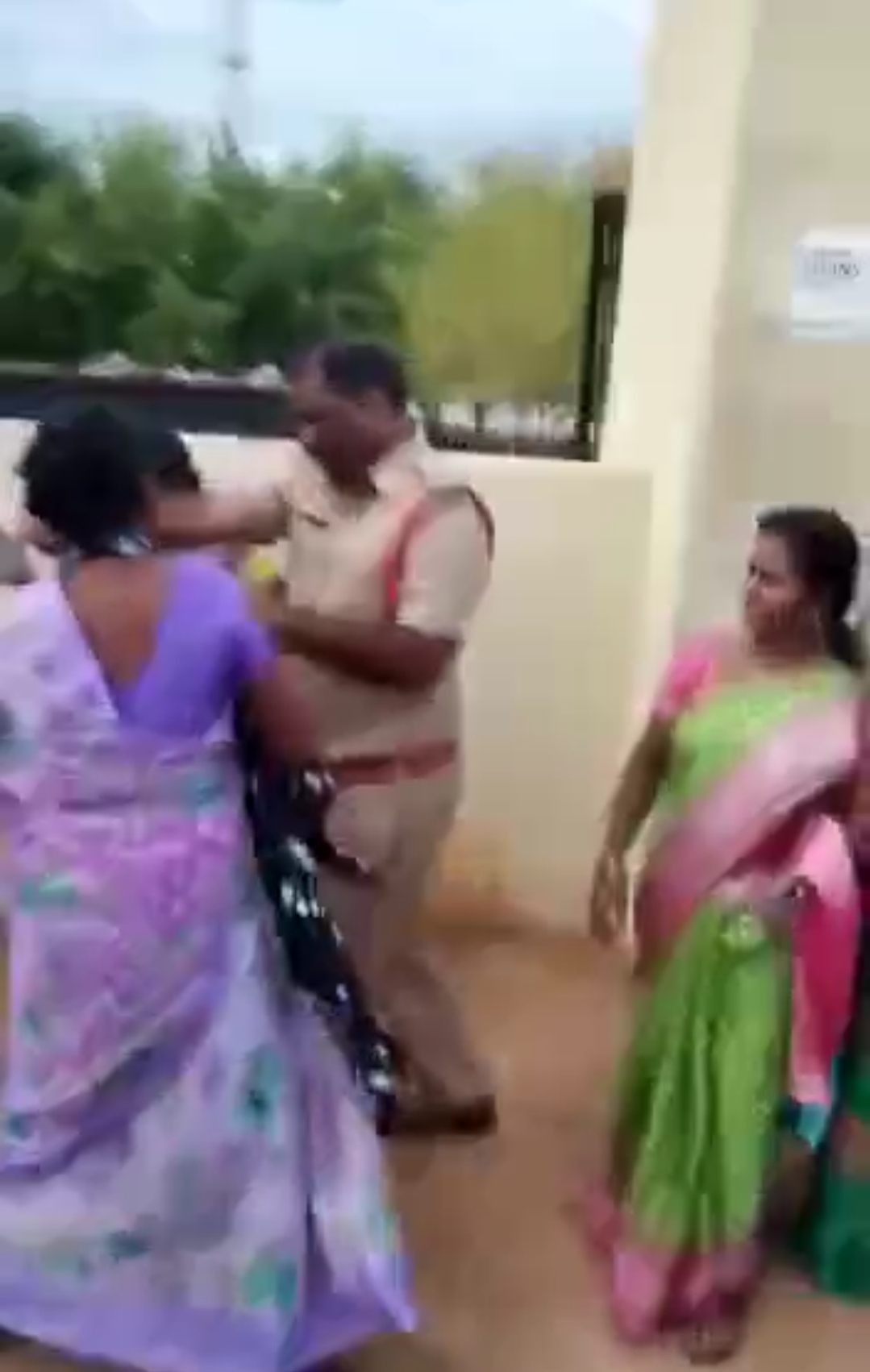  Si Who Laid Hands On Woman-TeluguStop.com