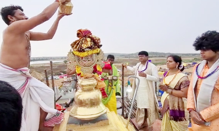  Kalvakuntla Kavitha Sri Lakshmi Narasimha Swamy Temple Inauguration Ceremony Det-TeluguStop.com