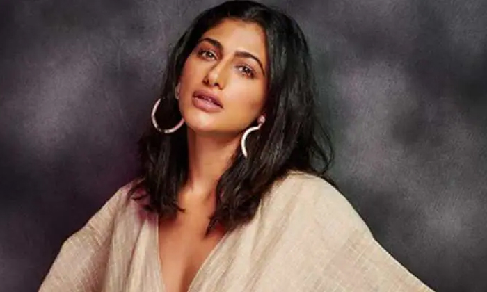  Kubbra Sait Says She Was Sexually Abused Two And Half Years Family Friend, Open-TeluguStop.com