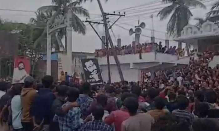  Controversy Between Pawan Kalyan And Ntr Fans At Mahankali Amma Ammavari Jatara-TeluguStop.com