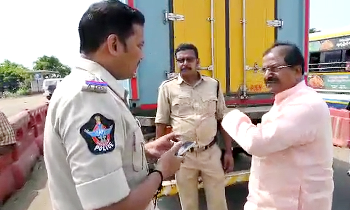 Police Intercepted Ap Bjp President Somu Veeraraj On His Way To Amalapuram Detai Police Intercepted Ap Bjp President Somu Veeraraj On His Way To Amalapuram Detai-TeluguStop.com
