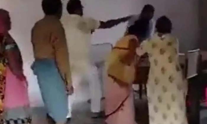  The Principal Who Hit The Teacher With His Shoe  Shocking Video Goes Viral , Vir-TeluguStop.com