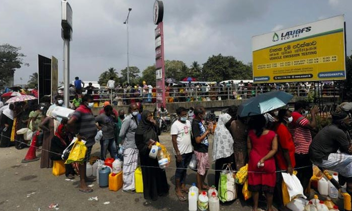  Truck Driver Dies Waiting For Petrol Five Days In Srilanka Details, Man Dies Of-TeluguStop.com