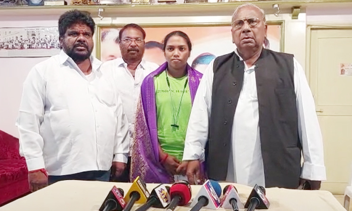  V Hanumantha Rao Honors Hyderabad Ranji Player Bhogi Shravani Details, V Hanuman-TeluguStop.com