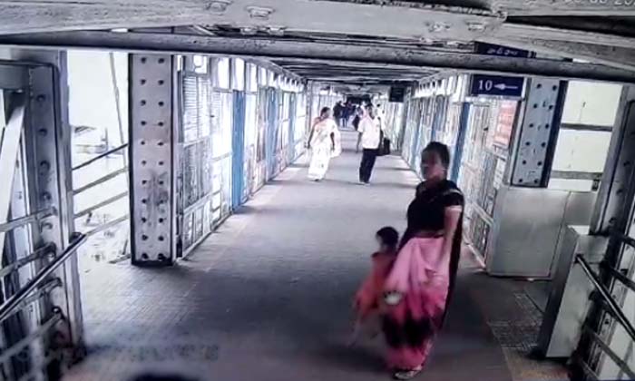  Atrocities In Vijayawada Railway Station, Vijayawada , Railway Station , Shafida-TeluguStop.com