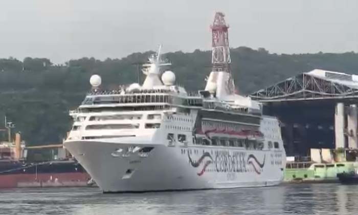 Heavy Cruise Ship Arriving At Visakhapatnam Port , Heavy Cruise Ship , Visakha Heavy Cruise Ship Arriving At Visakhapatnam Port , Heavy Cruise Ship , Visakha-TeluguStop.com