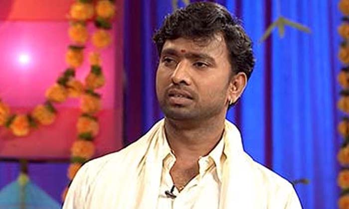  Adire Abhi Was Injured In The Shooting 15 Stitches To The Hand And This Is Curre-TeluguStop.com