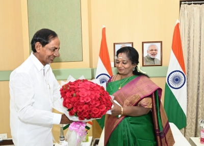  After Cold War, Telangana Cm Shares Dais With Governor-TeluguStop.com