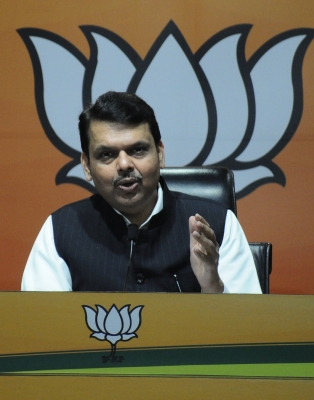  Amid Maha Political Crisis, Fadnavis Reaches Delhi-TeluguStop.com