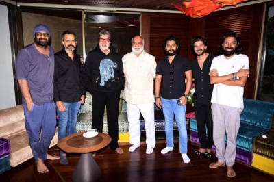 Big B Poses With South Indian Cinematic Heavyweights In Viral Pic-TeluguStop.com