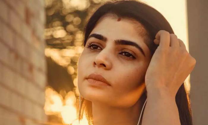  Singer Chinmayi Reacts On Netizen Experience On Molestation By Brother , Singer-TeluguStop.com