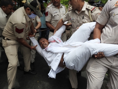  Cong Leaders Detained For Trying To March Towards Ed Office-TeluguStop.com