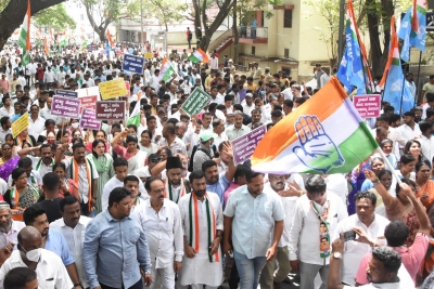  Cong Protest In Hyderabad Turns Violent, Several Arrested-TeluguStop.com