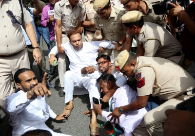  Congress Protests Outside Ed Office-TeluguStop.com
