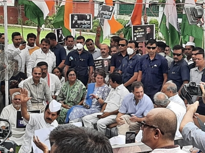  Congress Workers Detained Outside Ed Office-TeluguStop.com
