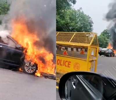  Delhi: Car Rams Into Divider, Catches Fire-TeluguStop.com