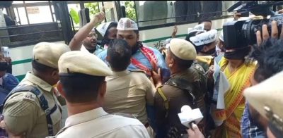  Guwahati: Aap Workers Detained During Protest At Raj Bhavan-TeluguStop.com