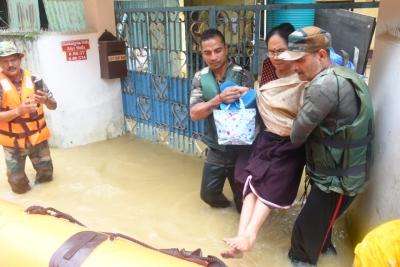 Indian Oil Delivering Cooking Gas Via Boats In Flood-hit Assam-TeluguStop.com