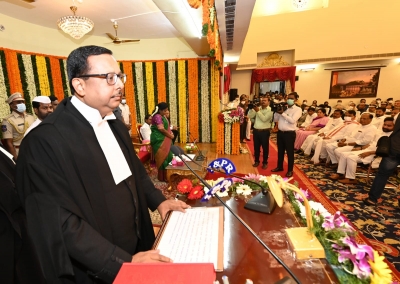  Justice Ujjal Bhuyan Takes Oath As Telangana Hc Chief Justice-TeluguStop.com