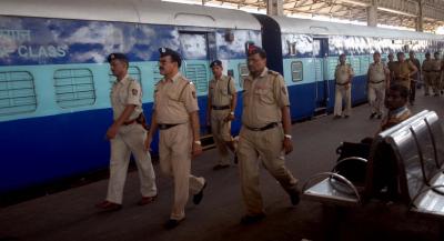  Kerala: Railway Police On Hunt For Accused Of Molesting Minor Girl In Train-TeluguStop.com