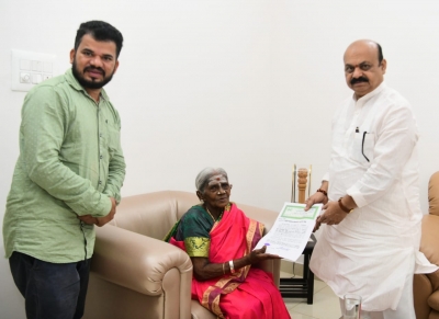  K'taka Cm Hands Over Bda Site For Environmentalist Saalumarada Thimmakka-TeluguStop.com