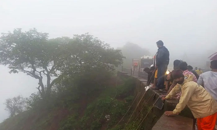  Man Fell Into Valley While Giving Chips To Monkey At Mahabaleshwar Mahabaleshwa-TeluguStop.com