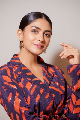 Mrunal Thakur: Content Reigns Supreme, Language Not A Barrier Anymore Mrunal Thakur: Content Reigns Supreme, Language Not A Barrier Anymore-TeluguStop.com