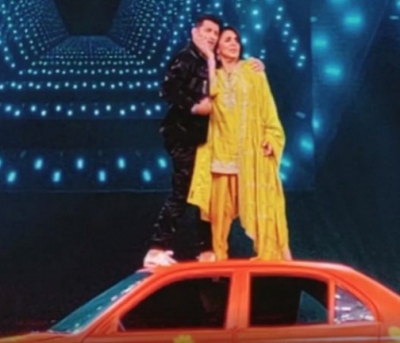  Neetu Kapoor Grooves On 'o Haseena Zulfon Waali' As She Stands On Roof Of Car-TeluguStop.com