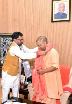  Nirahua Meets Yogi, Gifts Him Statue Of Lord Ram-TeluguStop.com