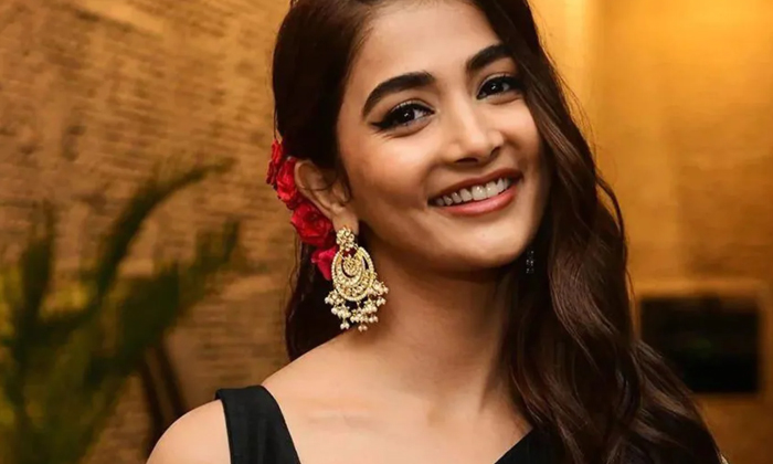  Pooja Hegde Eating Cold Ice Cream And Getting Chilled Photo Goes Viral, Pooja He-TeluguStop.com