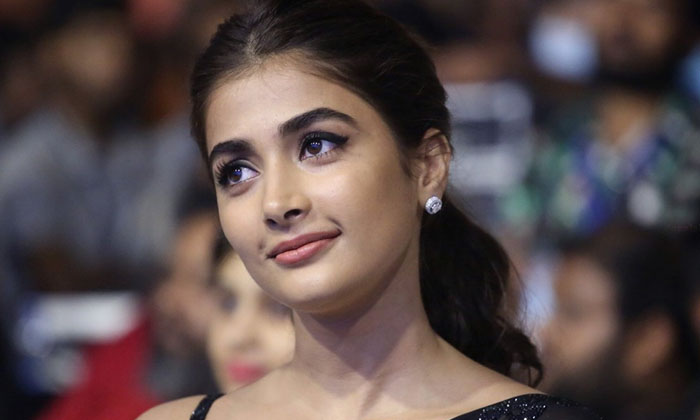  Pooja Hegde Angry On Airways Pooja Hegde , Tollywood, Radhyashyam , Airways , T-TeluguStop.com