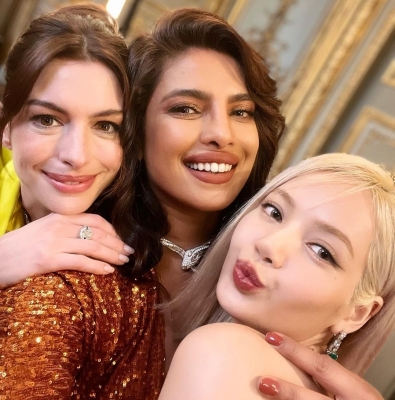  Priyanka Chopra Jonas Poses With Anne Hathaway, Blackpink's Lisa-TeluguStop.com