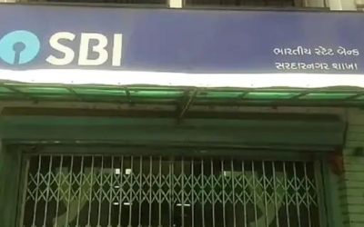  Sbi Employee Injured In Firing By Security Guard In Ahmedabad-TeluguStop.com