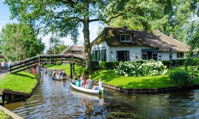  Roads Is An Invisible Town Travel Equipment Like Boats , No Road , Village , Boa-TeluguStop.com