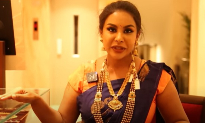  Sri Reddy Bought A Lot Of Gold Jewelery And Netizens Are Comment By Saying Are Y-TeluguStop.com