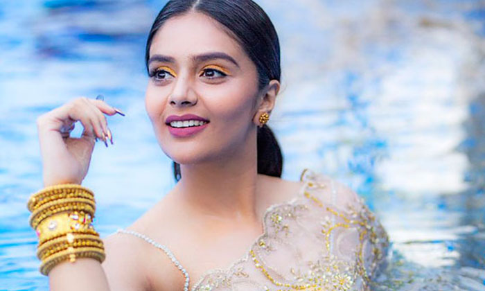  Srimukhi In A Very Short Dress In Swimming Full Photos Goes Viral Srimukhi, Toll-TeluguStop.com
