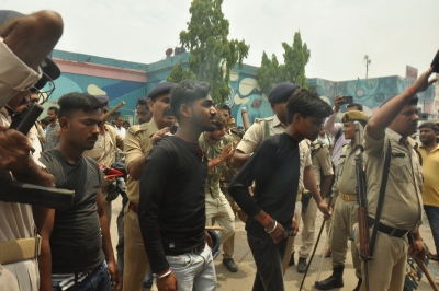  Students Stage Protest Against Agnipath Scheme In Patna-TeluguStop.com