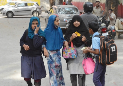 Suspended Students Shun Hijab To Attend Classes, K'taka Edu Dept Relieved Suspended Students Shun Hijab To Attend Classes, K'taka Edu Dept Relieved-TeluguStop.com