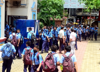  Telangana School Offers Rs 5,000 For Admission-TeluguStop.com