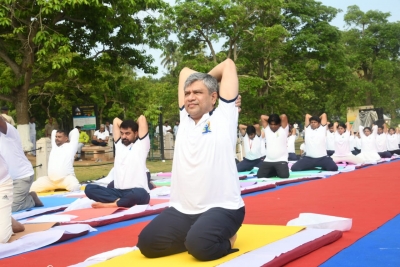 Three Union Ministers Join Int'l Yoga Day Celebrations In Odisha-TeluguStop.com