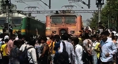 Train Stopped In Delhi Over Protest Against Agnipath Scheme Train Stopped In Delhi Over Protest Against Agnipath Scheme-TeluguStop.com