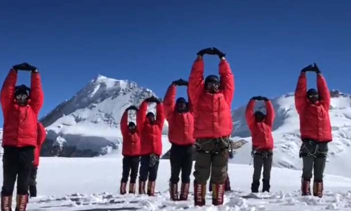 యోగాతో సంచలనం.. Itbp పోలీసులు సరి యోగాతో సంచలనం.. Itbp పోలీసులు సరి-TeluguStop.com