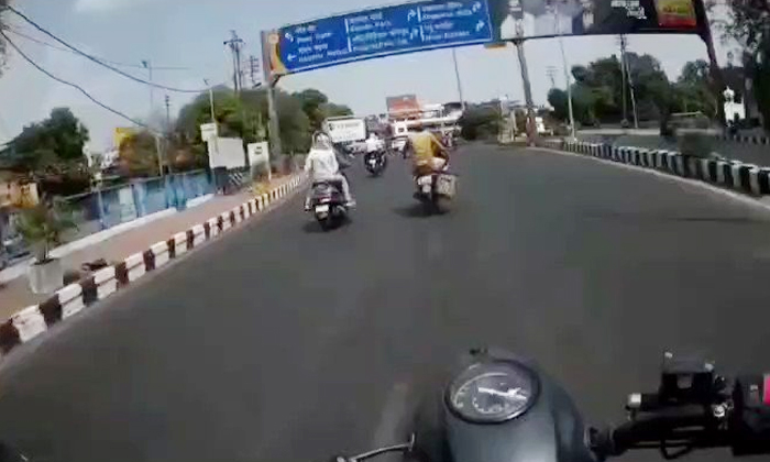  Women Falls From The Scooty Blames Biker Video Viral Details, Girls, Fall Down,v-TeluguStop.com